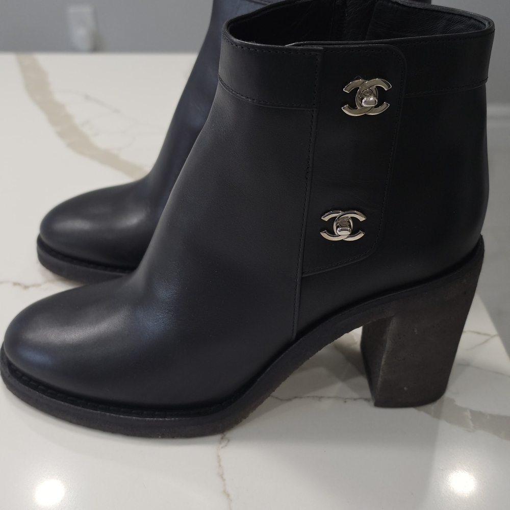 100% AUTHENTIC CHANEL Black Leather CC-Emblem Ankle Boots
